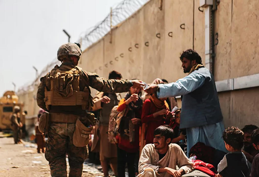 Evakuisani Afganistanci kod aerodroma u Kabulu