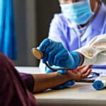 Doktor pregleda pacijenticu