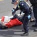 Policija prsce stariju Australijanku tokom protesta u Melbornu