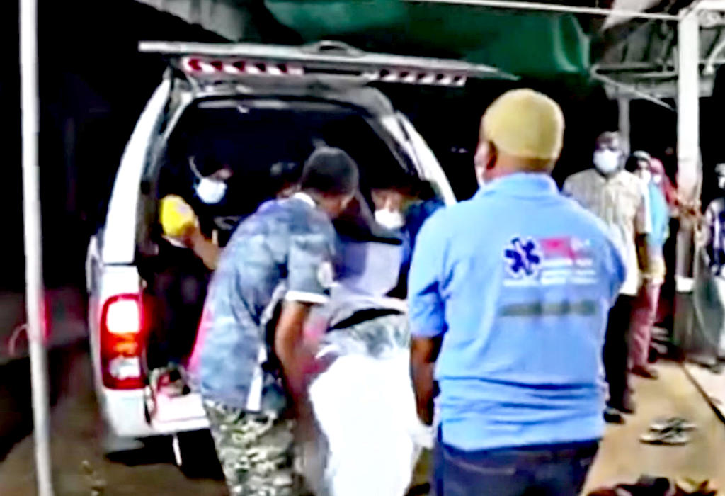 Bolnicari odvoze tijelo Ketsiree Kongkaew nakon smrti poslije cjepiva