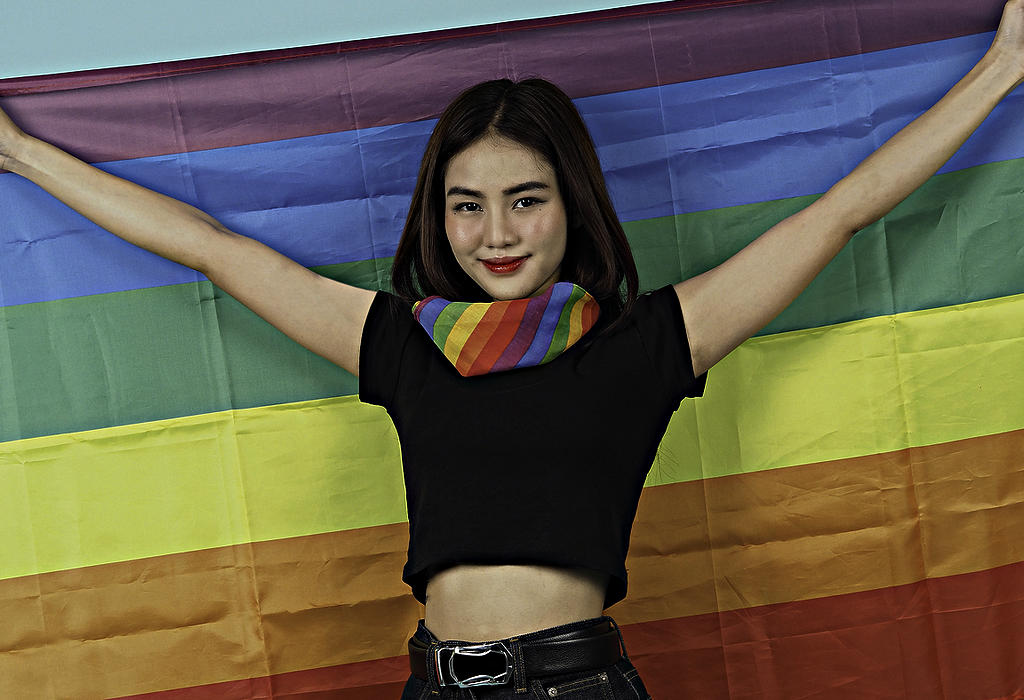 Djevojka sa LGBTQ zastavom