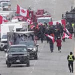 Policija i demonstranti na americko-kanadskoj granici