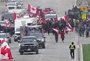 Policija i demonstranti na americko-kanadskoj granici