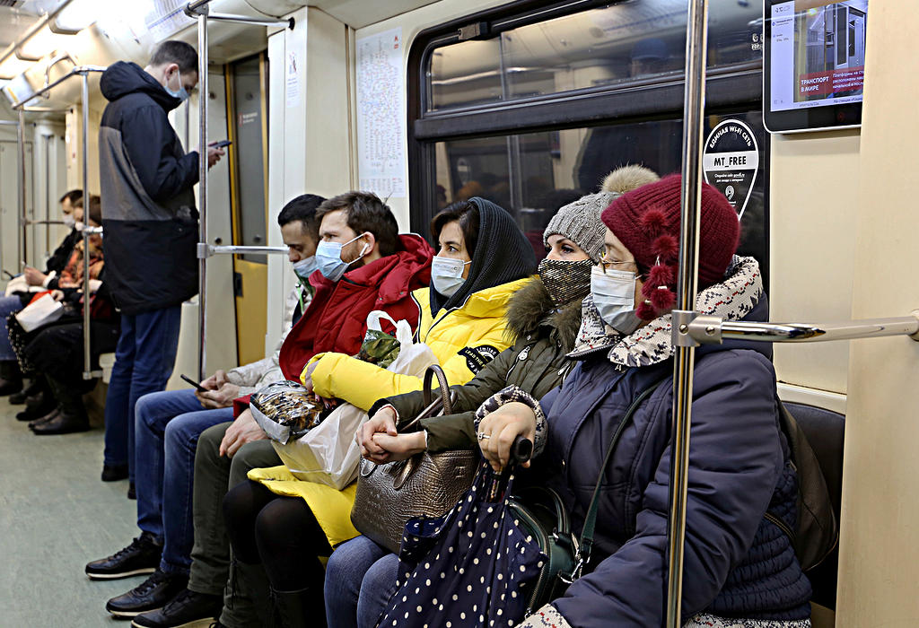 Ljudi u metrou sa maskama