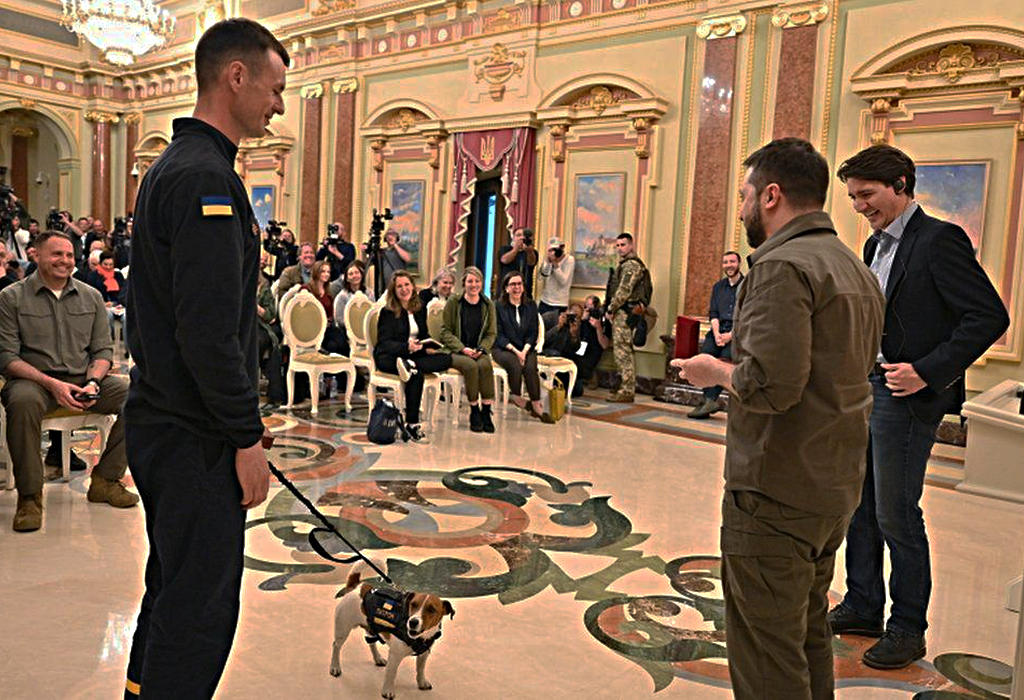 Zelenski medaljom odlikovao psa