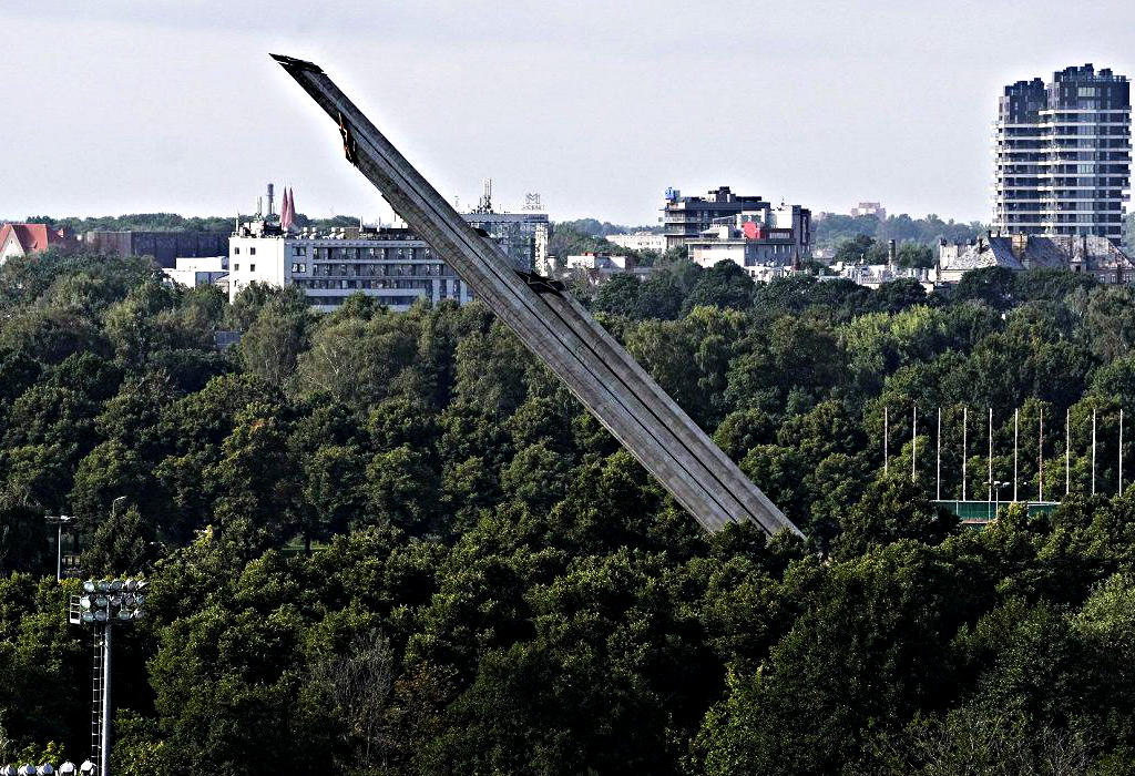 Rusenje obeliska u Latviji