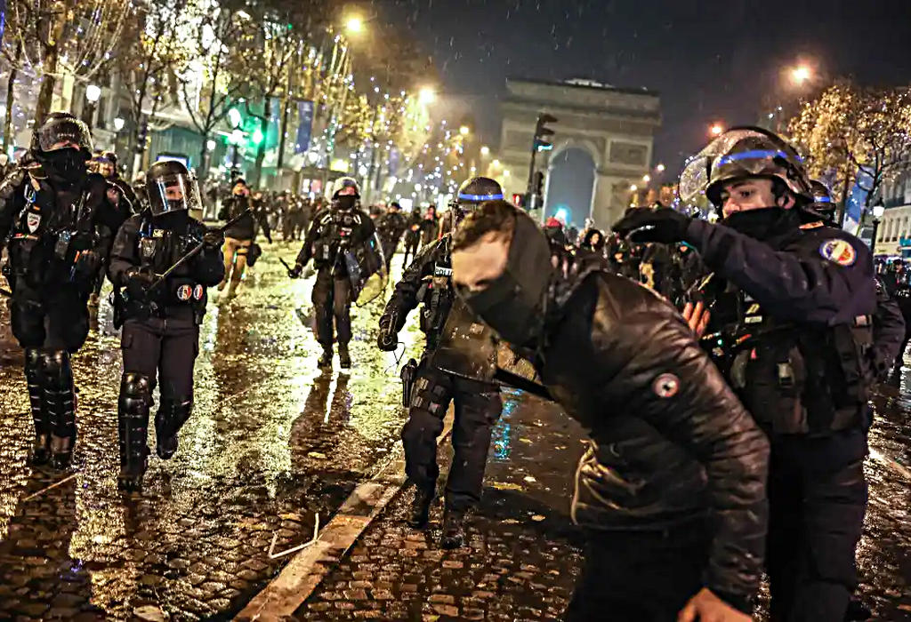 Policija rastjerala gomilu u Parizu