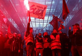 Protesti u Parizu ispred BlackRocka