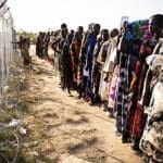Juzni Sudan - zene cekaju u redu za humanitarnu pomoc