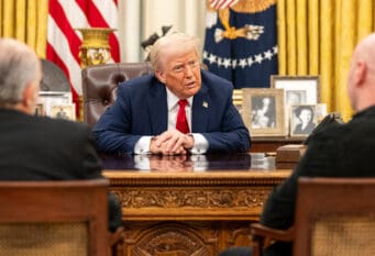 Trump u ovalnom uredu