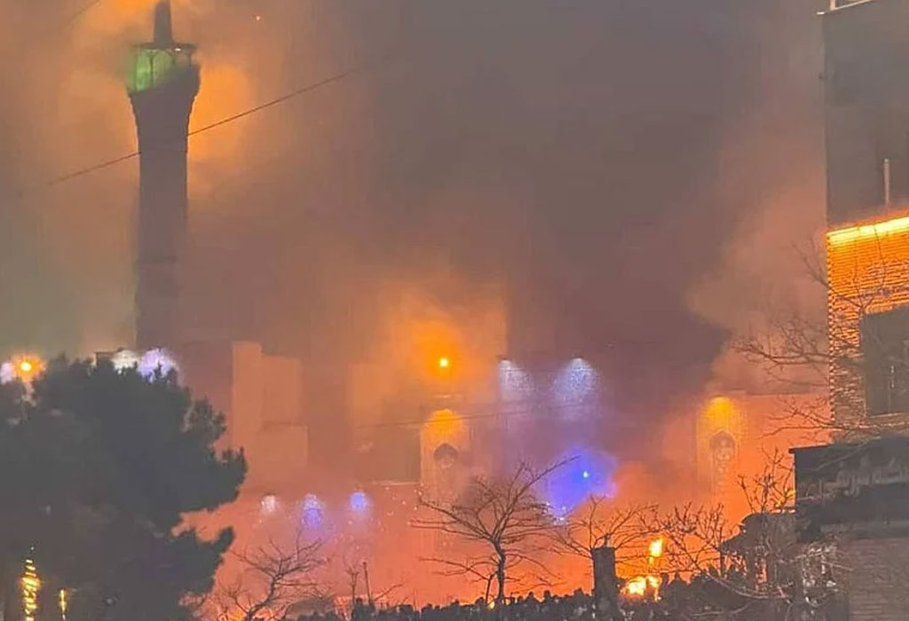 Prosvjednici zapalili džamiju